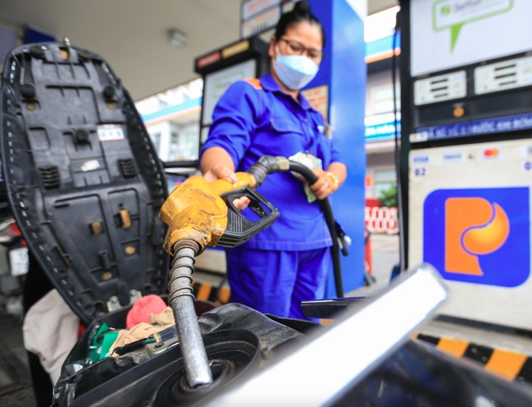 Giá xăng giảm về dưới 23.000 đồng một lít